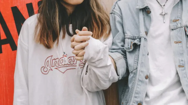 redditor-claims-bengaluru-police-threatened-her-and-boyfriend-for-holding-hands-internet-reacts